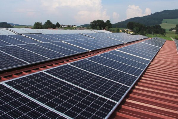 Solaroffensive gestartet – 50 000 Photovoltaik‑Anlagen auf öffentlichen Dächern bis 2027