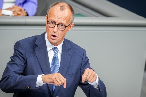 Merz mahnt dichtere Außengrenzen trotz Schengen-Feier