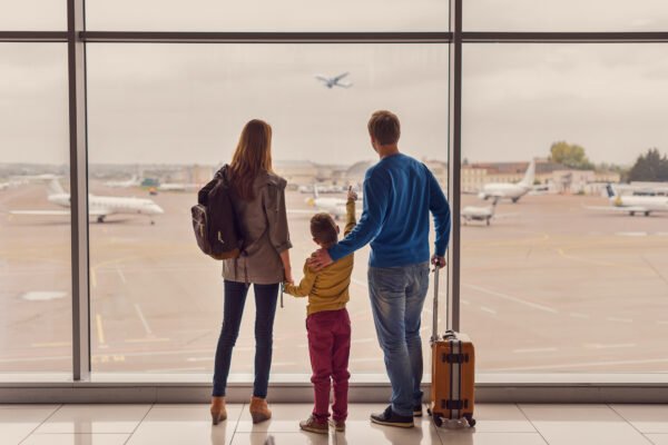 Sommerferien starten: Flughäfen und Bahnhöfe melden Rekord-Andrang