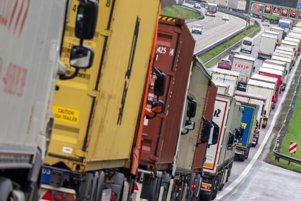 Lkw-Lobby warnt vor Milliardenstrafen – Bundesregierung gefordert
