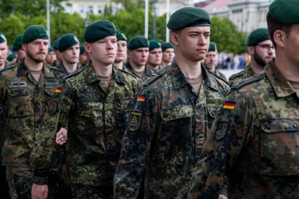 Klingbeil: Keine Rückkehr zur Wehrpflicht – Modernisierung des Dienstes angedacht